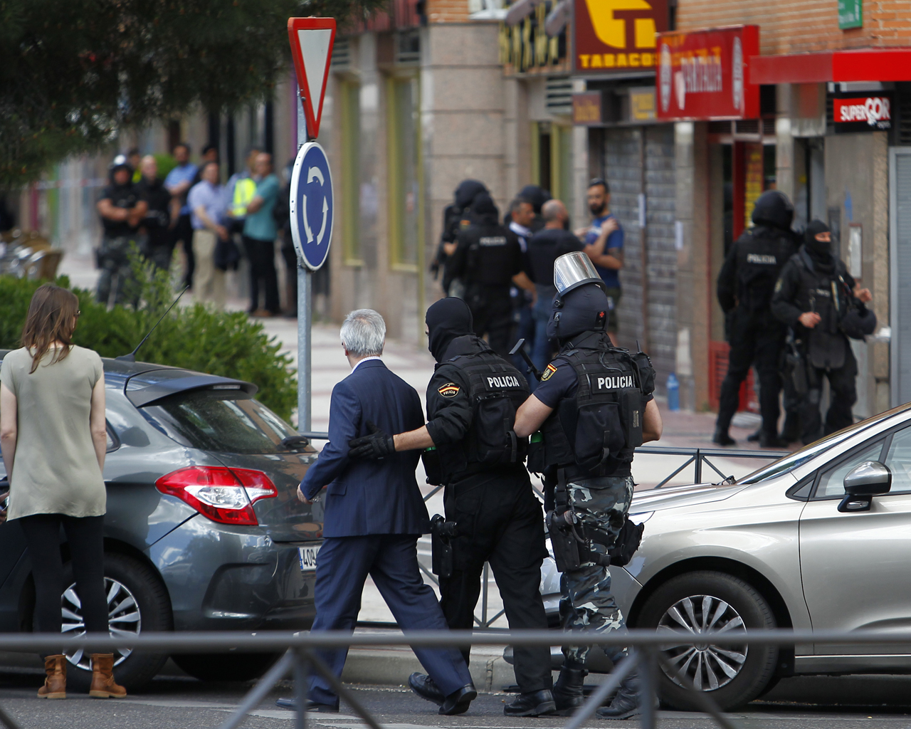 Un policía nacional se atrinchera en un restaurante de Alcobendas.