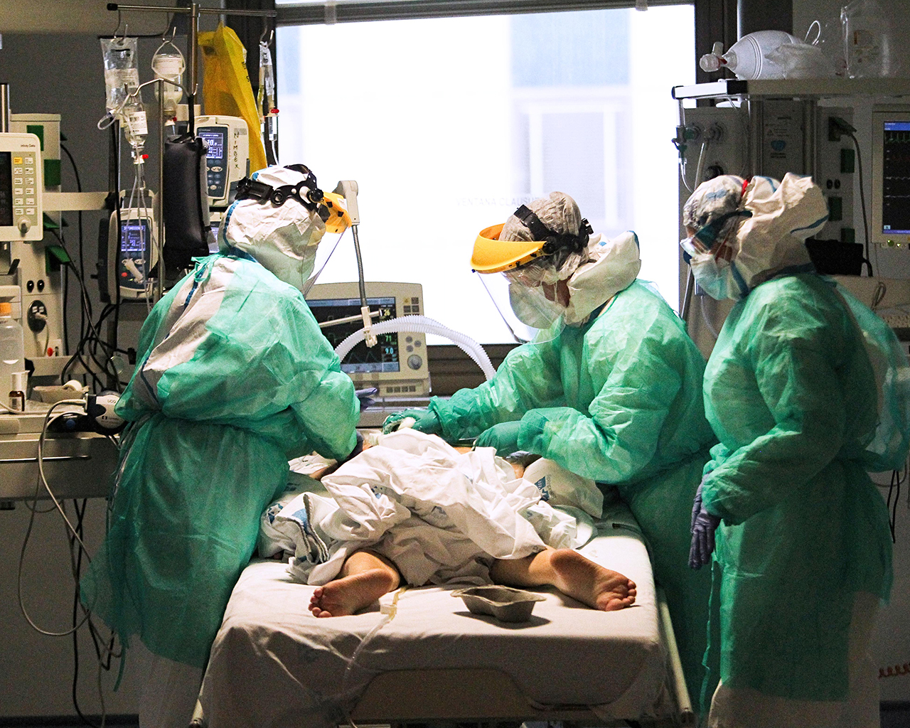 Personal sanitario atendiendo a un enfermo de Covid-19 en el hospital Ramón y Cajal de Madrid. 17/04/2020.
